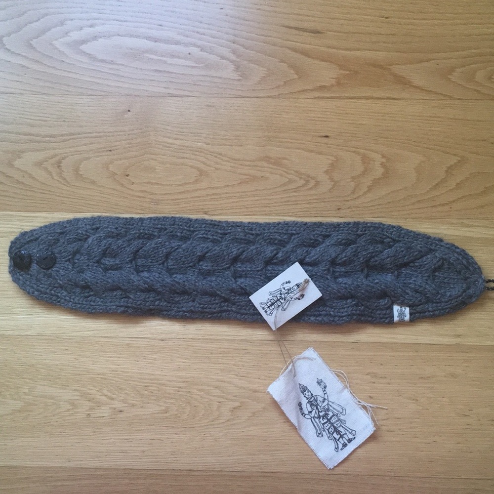Nirvana design inc hand knitted headband. Size os